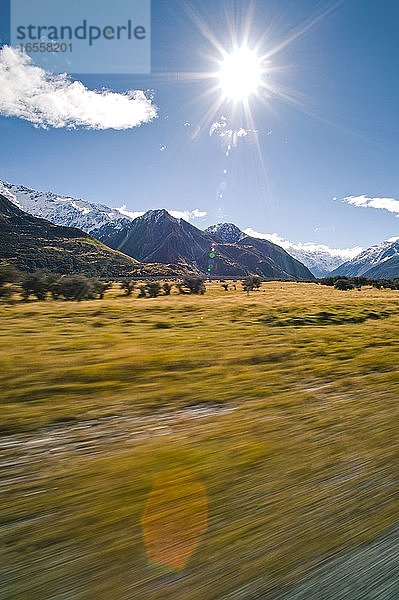 Fahrt durch die schneebedeckten Berge des Aoraki Mount Cook Nationalparks auf der Südinsel Neuseelands. Die Fahrt durch die schneebedeckten Berge im Aoraki Mount Cook National Park ist ein großartiges Erlebnis. Je näher der Aoraki Mount Cook kommt  desto deutlicher wird seine gewaltige Größe. Der Aoraki Mount Cook auf der Südinsel Neuseelands ist der höchste Berg Neuseelands mit einer Höhe von 3754 Metern.