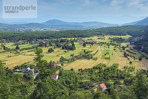 Montenegro. Ländliche Landschaft zwischen Povija und Stubica. Bauernhöfe  Landwirtschaft.