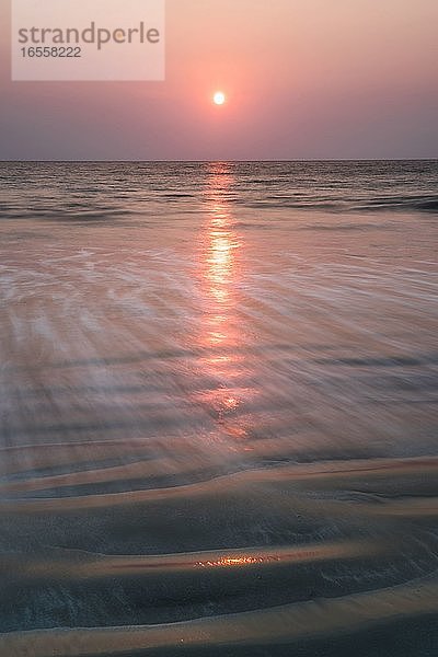 Sonnenuntergang am Paradiesstrand (Sar Sar Aw Beach)  Halbinsel Dawei  Region Tanintharyi  Myanmar (Birma)