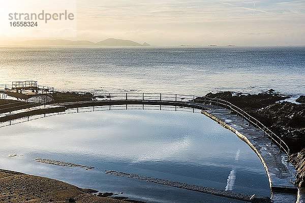 Guernsey Bathing Pools bei Sonnenaufgang  Kanalinseln  Vereinigtes Königreich