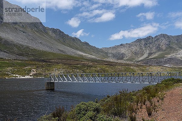 Buffels River  Westkap  Südafrika. Dez 2019. Buffels River Dam  Metallsteg über den Stausee und die Hottentots Holland Berge im Hintergrund in der Nähe von Rooiels  Western Cape.