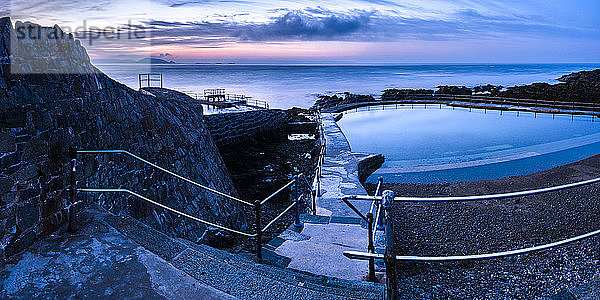 Guernsey Bathing Pools bei Sonnenaufgang  Kanalinseln  Vereinigtes Königreich