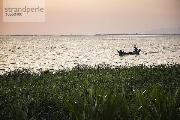 Mawlamyine  der Thanlwin-Fluss (Salween-Fluss) bei Sonnenuntergang  Staat Mon  Myanmar (Birma)