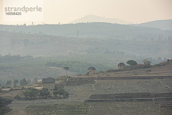 Trockene Landschaft während der Brandrodungssaison bei Ranomafana  Region Haute Matsiatra  Madagaskar