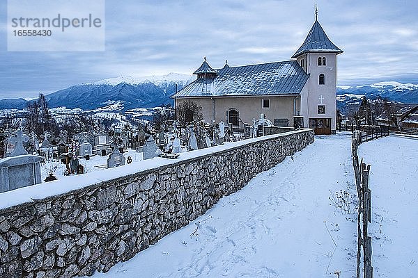 Kirche in den verschneiten Karpaten im Winter  Bran  Siebenbürgen  Rumänien