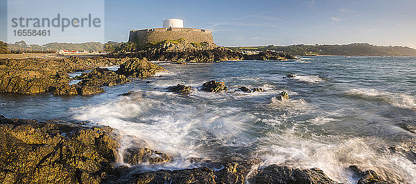 Fort Grey (alias Cup and Saucer) bei Sonnenuntergang  Guernsey  Kanalinseln  Vereinigtes Königreich