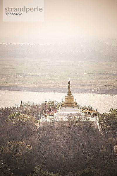 Buddhistischer Tempel bei Sonnenaufgang auf dem Sagaing-Hügel  Mandalay  Myanmar (Birma)