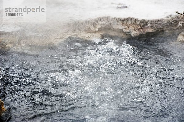 Nahaufnahme des sprudelnden heißen Pools im Orakei Korako Thermal Park  The Hidden Valley  Nordinsel  Neuseeland. Orakei Korako ist ein geothermisches Gebiet in der Waikato-Region der Nordinsel  Neuseeland. Es beherbergt einige der größten Quarzterrassen der Welt und bietet eine Vielzahl geothermischer Aktivitäten  darunter blubbernde Schlammpools  dampfende heiße Quellen und ausbrechende Geysire.