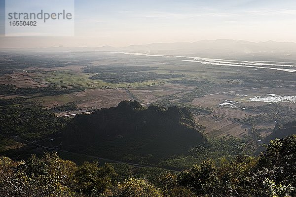 Thanlwin-Fluss in der Ferne  gesehen vom Berg Zwegabin  Hpa An  Bundesstaat Kayin (Karen-Staat)  Myanmar (Burma)