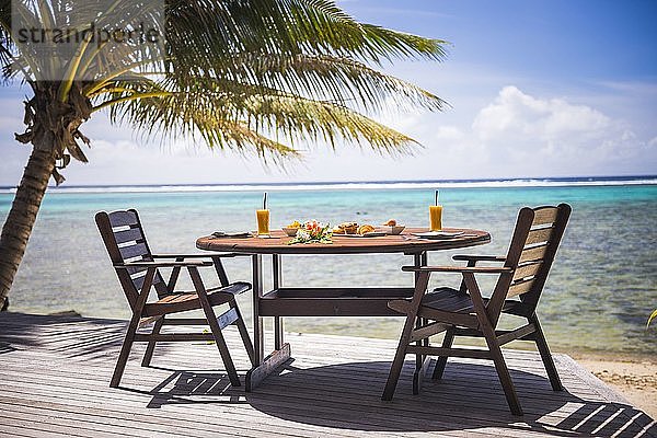 Luxuriöse Villa mit Meerblick auf den tropischen Pazifik und Palmen mit Frühstückstisch im Hotel  Muri  Rarotonga  Cook Islands