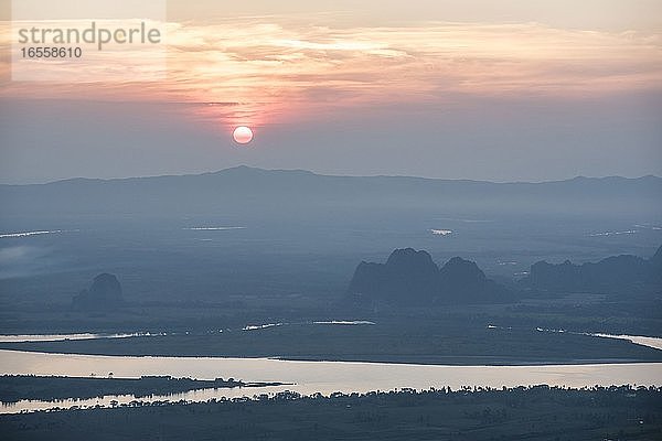 Kalksteinkarstgebirge und Thanlwin-Fluss  gesehen vom Berg Zwegabin bei Sonnenuntergang  Hpa An  Bundesstaat Kayin (Karen-Staat)  Myanmar (Birma)