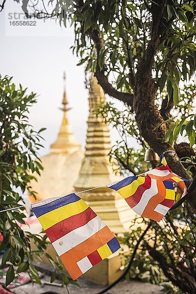Buddhistische Gebetsfahnen am Goldenen Felsen (Kyaiktiyo-Pagode)  Mon-Staat  Myanmar (Birma)