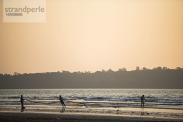 Fischer am Miramar Beach bei Sonnenuntergang  Panjim  Goa  Indien