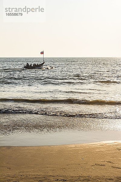 Touristenboot am Palolem Beach bei Sonnenuntergang  Goa  Indien