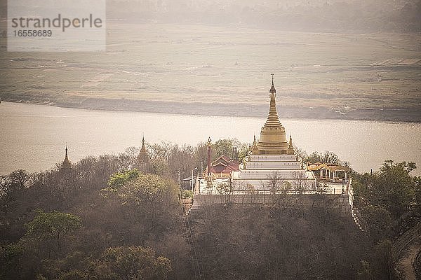 Buddhistischer Tempel bei Sonnenaufgang auf dem Sagaing-Hügel  Mandalay  Myanmar (Birma)