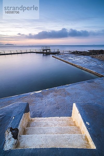 Guernsey Bathing Pools bei Sonnenaufgang  Kanalinseln  Vereinigtes Königreich