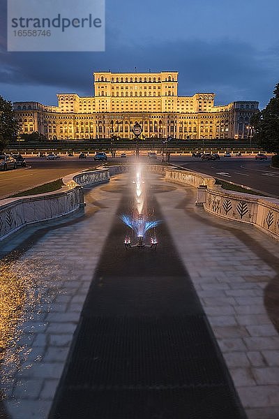 Palast des Parlaments bei Nacht  Bukarest  Region Muntenia  Rumänien