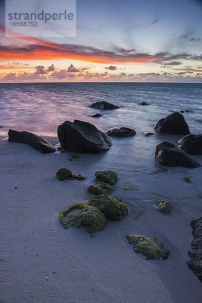 Dramatischer Himmel und tropischer Sonnenaufgang auf einer tropischen Insel im Pazifischen Ozean  am Muri Beach  Rarotonga  Cook Inseln