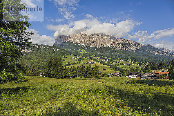 Außenbezirk von Cortina d'Ampezzo  Dolomiten  Provinz Belluno  Italien. Typische ländliche Szene mit Bergkulisse. Die Dolomiten sind ein UNESCO-Weltnaturerbe.