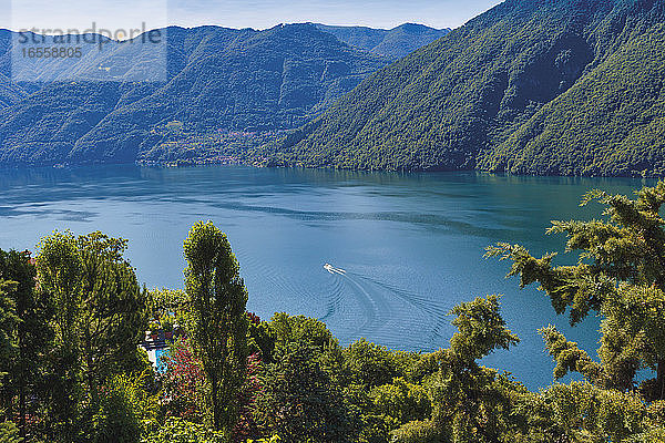 Boote auf dem Luganer See bei San Mamete  Provinz Como  Lombardei  Italien.