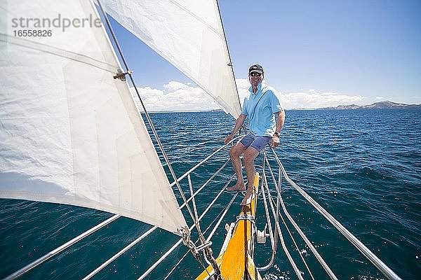 Tourist auf einem Segelbootausflug in der Bay of Islands  von Russell  Northland Region  Nordinsel  Neuseeland