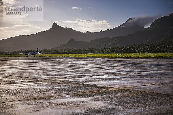 Flugzeug auf der Landebahn des Flughafens auf der tropischen Insel Rarotonga bei Sonnenaufgang  Cookinseln