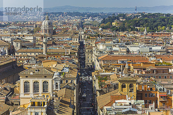 Rom  Italien. Blick von den Dächern direkt auf die Via del Corso von der Spitze des Vittorio Emanuele II Denkmals.