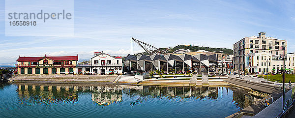 Panoramafoto des Boatshed and Rowers Club in Wellington Harbour  Nordinsel  Neuseeland. Dieses Panoramafoto zeigt den Boatshed and Rowers Club im Hafen von Wellington.