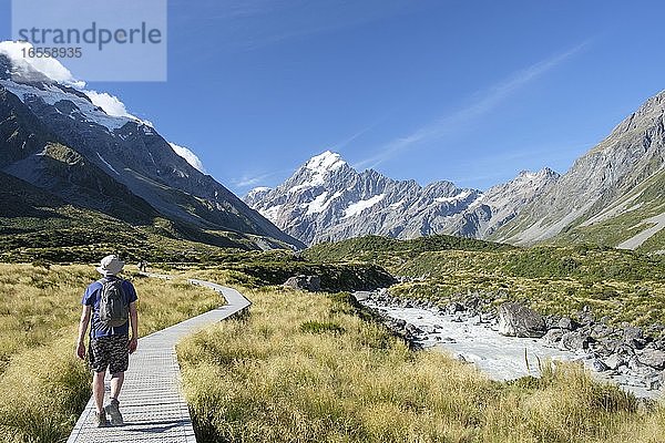 Mann auf Wanderweg mit Gletschern und schneebedecktem Berg  Hooker Track  Aoraki/Mount Cook National Park  Südinsel  Neuseeland