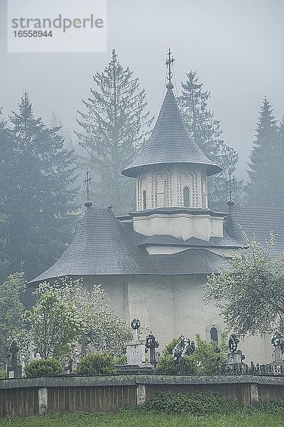 Nebliger Morgen im Kloster Sucevita  einer gotischen Kirche  die in die UNESCO-Liste der bemalten Kirchen der nördlichen Moldau aufgenommen wurde  Bukowina  Rumänien