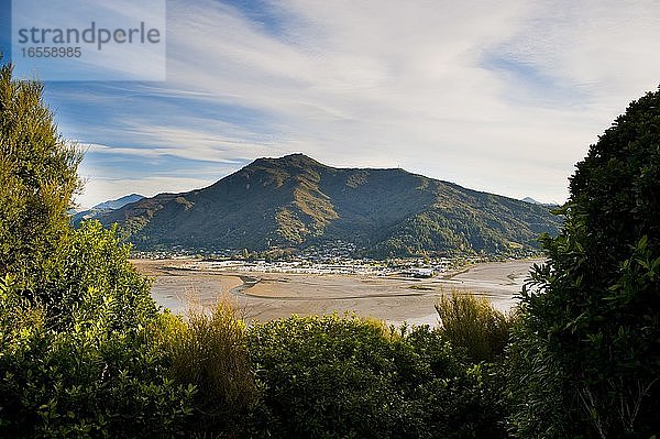 Blick auf ein Segelboot im Queen Charlotte Sound  Südinsel  Neuseeland