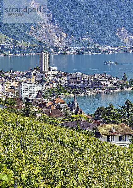 Montreux  Kanton Waadt  Schweiz. Gesamtansicht der Stadt am Ufer des Genfer Sees  oder Lac Leman.