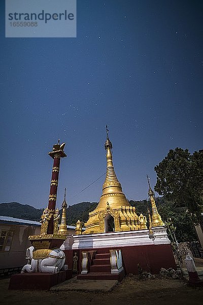 Buddhistischer Tempel unter dem Sternenhimmel bei Nacht  Pindaya  Shan-Staat  Myanmar (Birma)