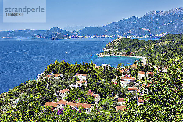 Rijeka Rezevici  Montenegro. Wohnungen und Häuser in Strandnähe und mit Meerblick. Eigentum. Immobilien.