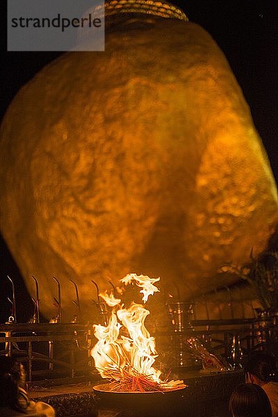 Goldener Felsen bei Nacht  auch Kyaiktiyo-Pagode genannt  ein buddhistischer Tempel im Mon-Staat  Myanmar (Birma)