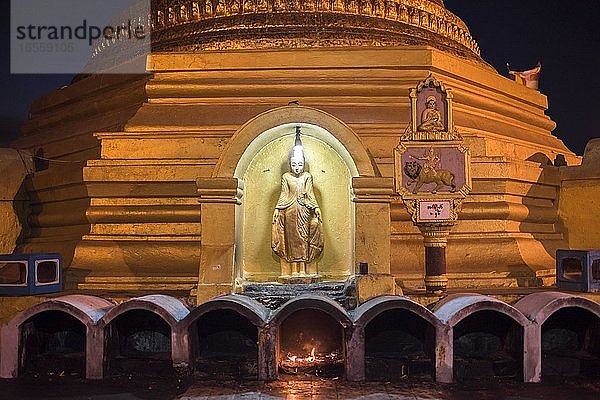 Goldene Stupa im Kloster Mount Zwegabin bei Nacht  Hpa An  Bundesstaat Kayin (Karen-Staat)  Myanmar (Burma)