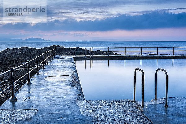 Guernsey Bathing Pools bei Sonnenaufgang  Kanalinseln  Vereinigtes Königreich