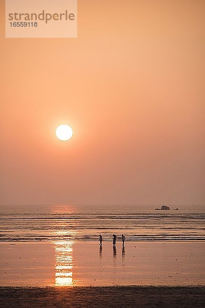 Menschen am Maungmagan-Strand bei Sonnenuntergang  Dawei  Region Tanintharyi  Myanmar (Birma)