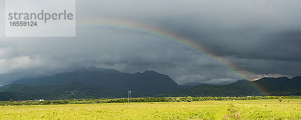 Regenbogen über den Karpaten bei Bran  Siebenbürgen  Rumänien