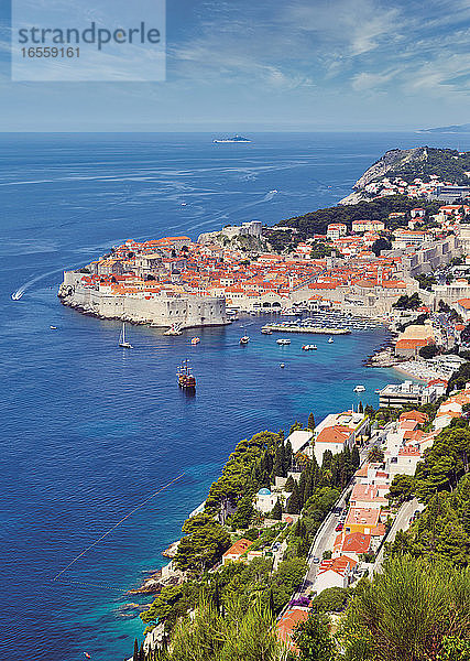 Dubrovnik  Gespanschaft Dubrovnik-Neretva  Kroatien. Gesamtüberblick über die Altstadt und den Hafen. Die Altstadt von Dubrovnik gehört zum UNESCO-Weltkulturerbe.