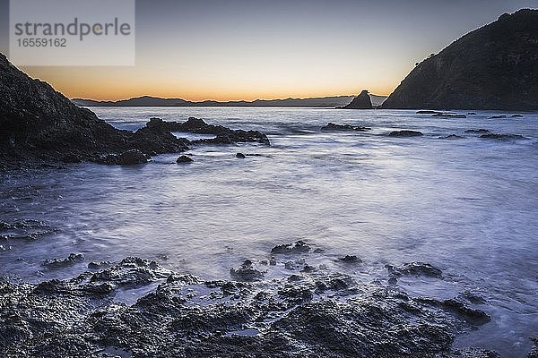 Rocky Bay bei Sonnenaufgang  Tapeka Point  Russell  Bay of Islands  Region Northland  Nordinsel  Neuseeland