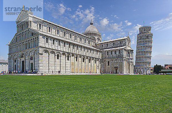 Pisa  Provinz Pisa  Toskana  Italien. Campo dei Miracoli  oder Feld der Wunder. Auch bekannt als die Piazza del Duomo. Der Dom und sein Glockenturm (Campanile)  bekannt als der Schiefe Turm von Pisa. Die PIazza del Duomo gehört zum UNESCO-Weltkulturerbe.