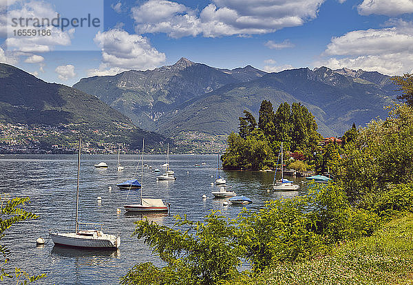Freizeitboot auf dem Lago Maggiore bei San Nazzaro  Kanton Tessin  Schweiz