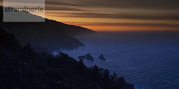 25. JANUAR 2020 - BIG SUR  KALIFORNIEN  USA - Sonnenaufgang über dem Gebiet von Big Sur entlang der Route 1  Pacific Coast Highway  Kalifornien