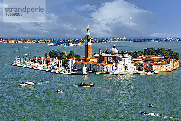 Venedig  Provinz Venedig  Region Venetien  Italien. Blick über den Bacino San Marco auf die Isola oder Insel San Giorgio Maggiore und die gleichnamige Kirche. Venedig ist ein UNESCO-Weltkulturerbe.
