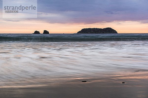 Playa Espadilla Strand bei Sonnenuntergang  Manuel Antonio  Pazifikküste  Costa Rica