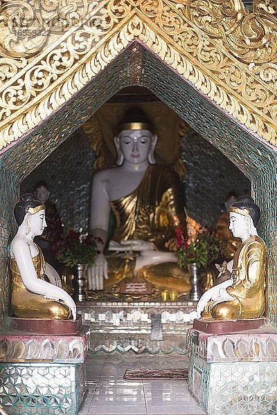 Buddha-Bilder in der Shwedagon-Pagode (auch bekannt als Shwedagon Zedi Daw oder Goldene Pagode)  Yangon (Rangun)  Myanmar (Burma)