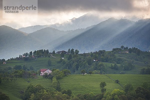 Rumänische Landschaft in den Karpaten in der Nähe von Schloss Bran bei Pestera  Siebenbürgen  Rumänien