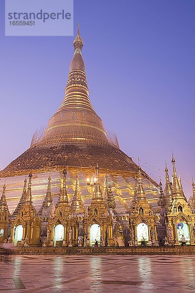 Sonnenaufgang an der Shwedagon-Pagode (auch bekannt als Shwedagon Zedi Daw oder Goldene Pagode)  Yangon (Rangun)  Myanmar (Burma)
