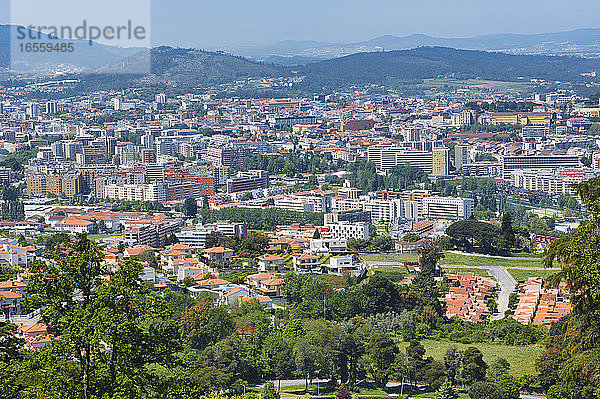 Braga  Bezirk Braga  Portugal. Blick auf die Stadt vom Heiligtum Bom Jesus do Monte.